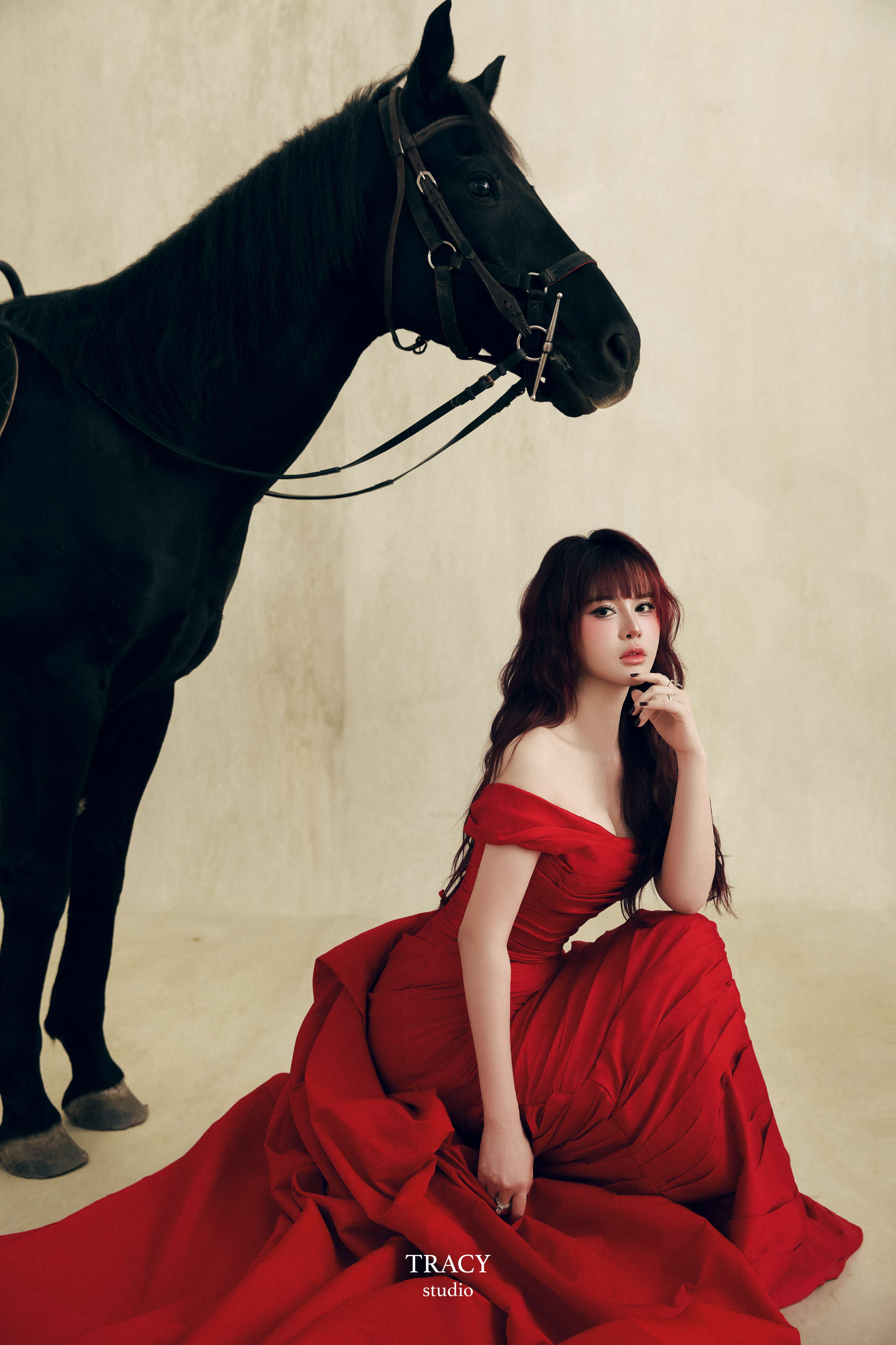 frontend/img/gallery/anh-tet-yem-ao-dai/tracy-studio-chup-concept-ngua-ma-dao (9).jpg